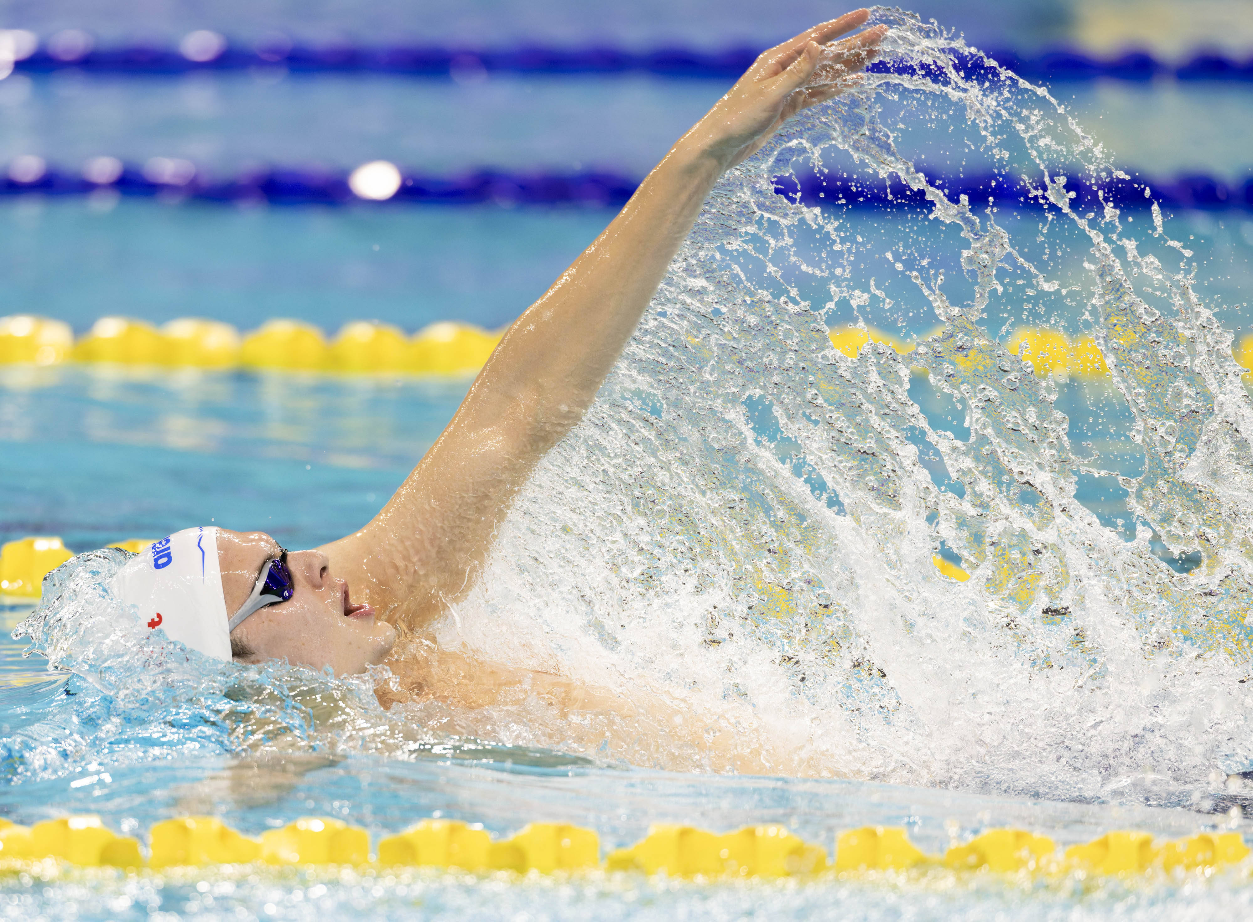 游泳选手刷新世界纪录，震撼全场